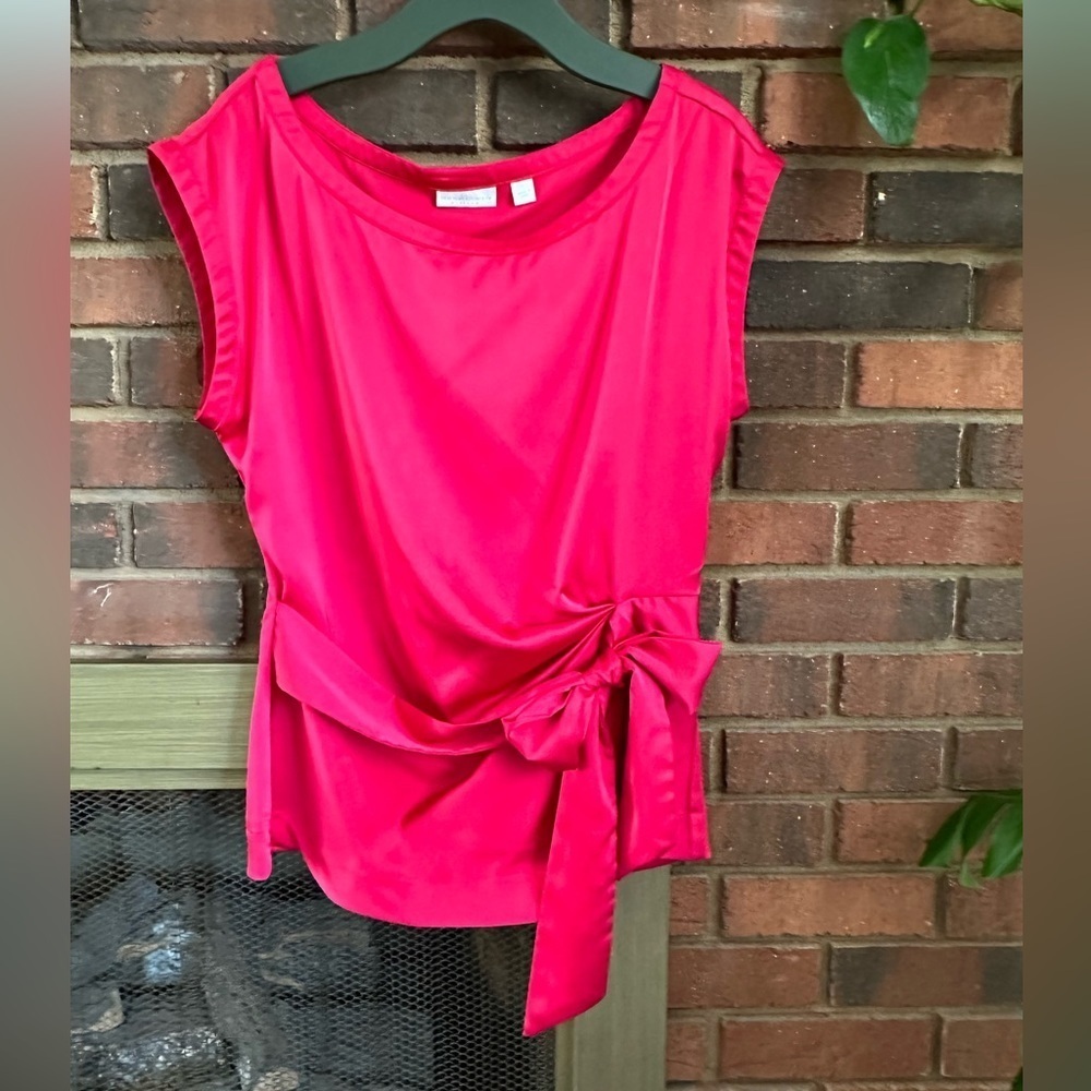 🛍️ beautiful hot pink sleeveless top. Excellent condition.